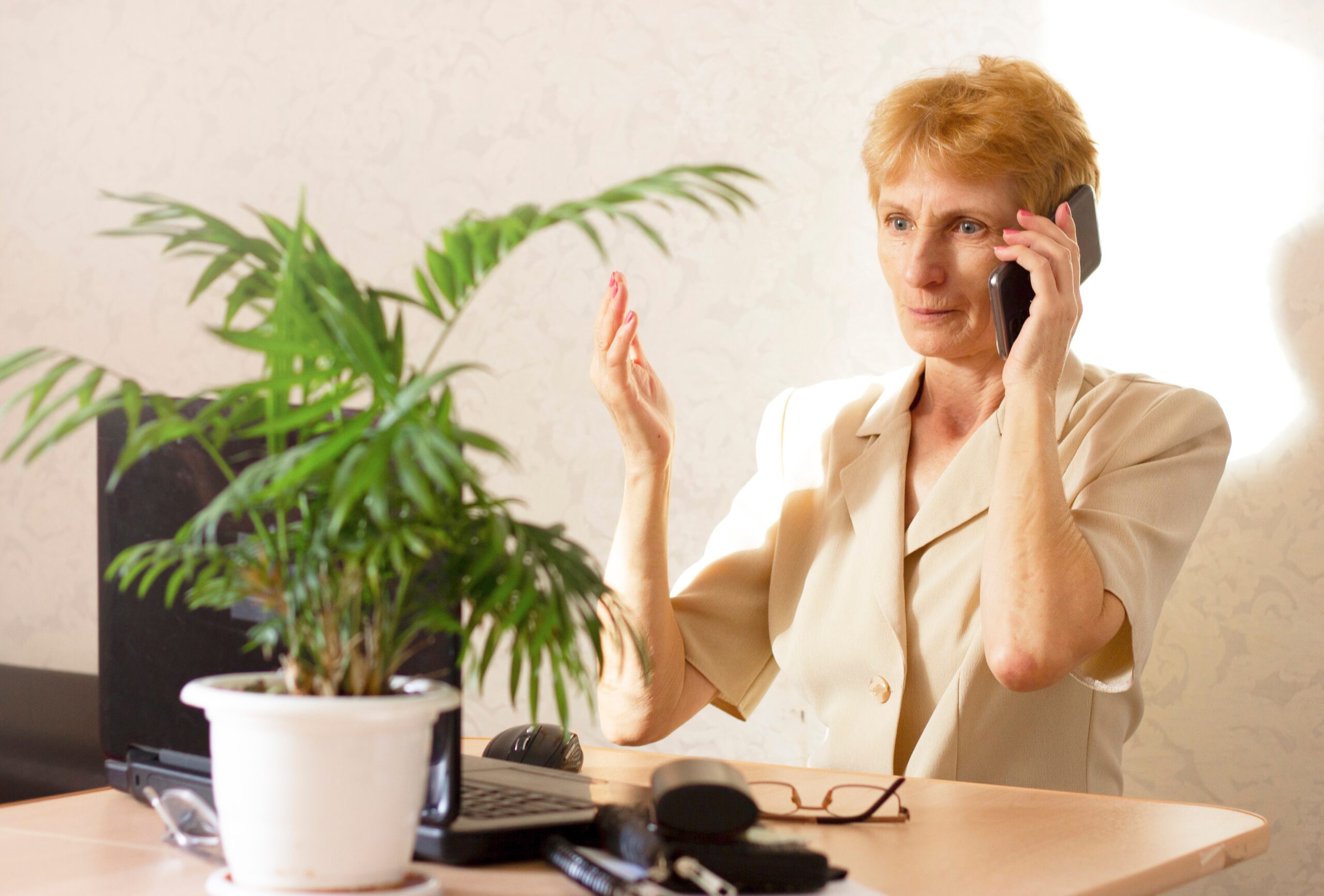 adult-surprised-woman-sitting-at-work-on-the-compu-2022-11-09-18-02-16-utc